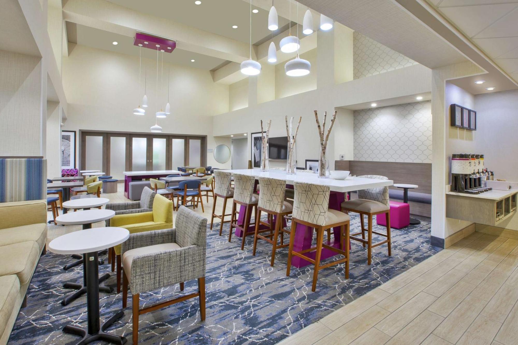 Hampton Inn & Suites Oakwood Village-Cleveland Exterior photo