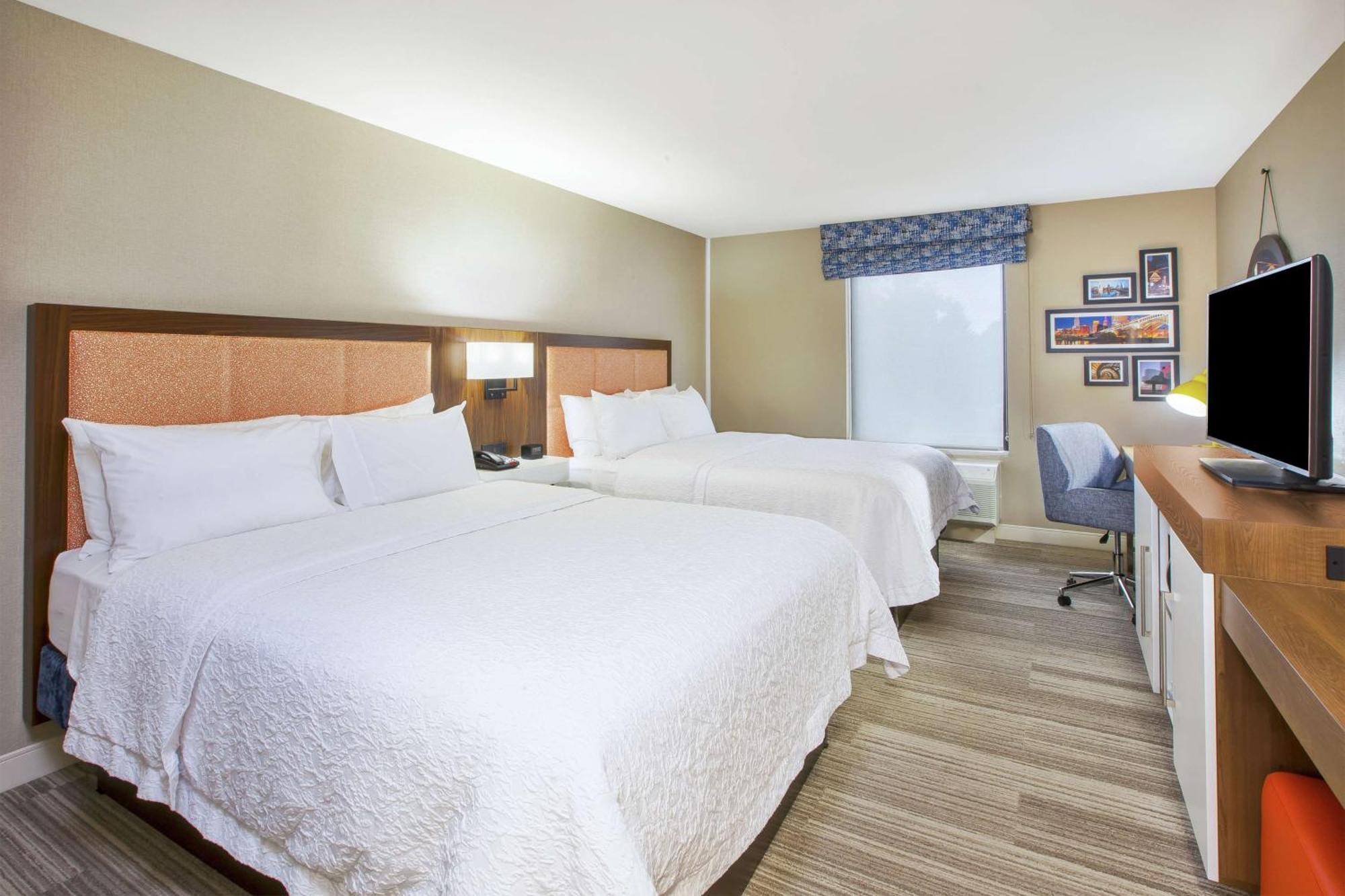 Hampton Inn & Suites Oakwood Village-Cleveland Exterior photo